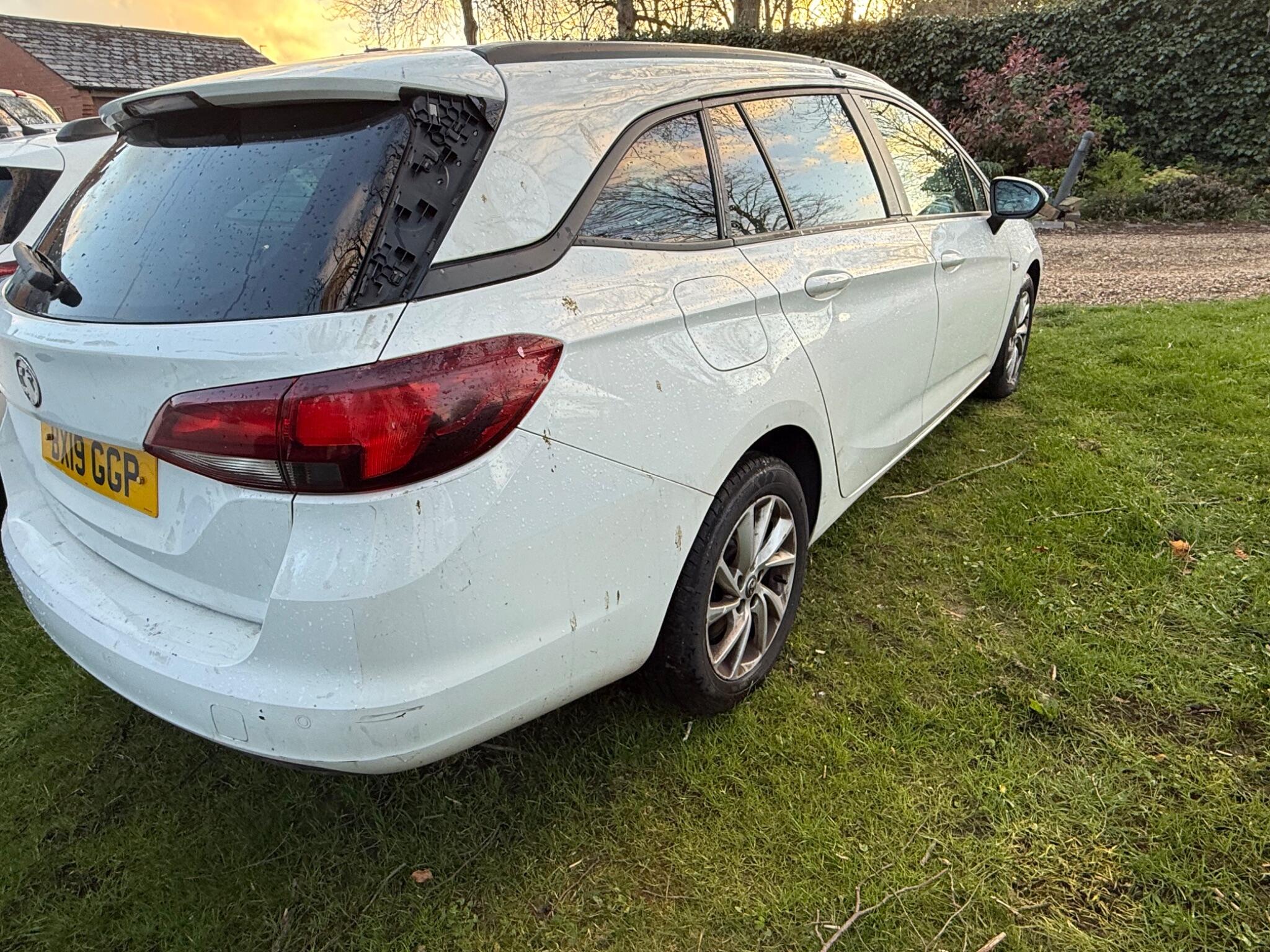 Vauxhall Astra 1.6 CDTi BlueInjection SRi Nav Sports Tourer Auto Euro 6 (s/s) 5dr — photo 26 of 44